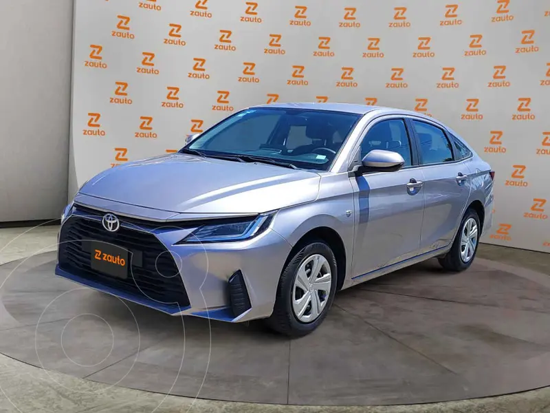 Foto Toyota Yaris Sedan Base Aut usado (2023) color Plata financiado en mensualidades(enganche $76,545 mensualidades desde $5,856)
