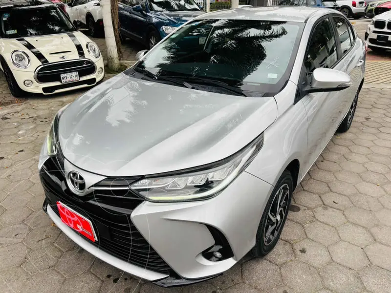 Foto Toyota Yaris Sedan S usado (2021) color Plata financiado en mensualidades(enganche $71,756 mensualidades desde $6,374)