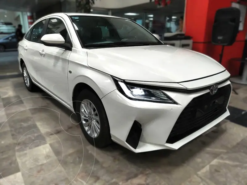 Foto Toyota Yaris Sedan Base Aut usado (2023) color Blanco precio $312,000