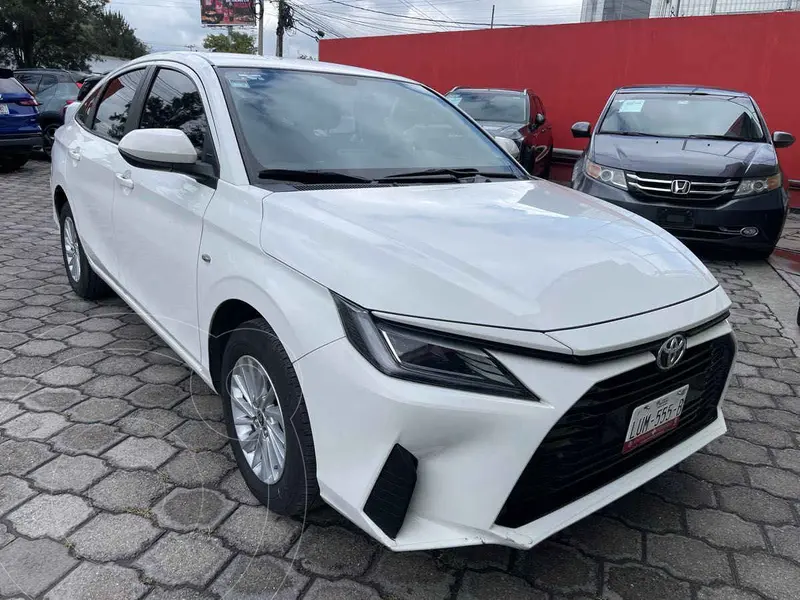 Foto Toyota Yaris Sedan S Aut usado (2024) color Blanco financiado en mensualidades(enganche $88,688 mensualidades desde $7,488)
