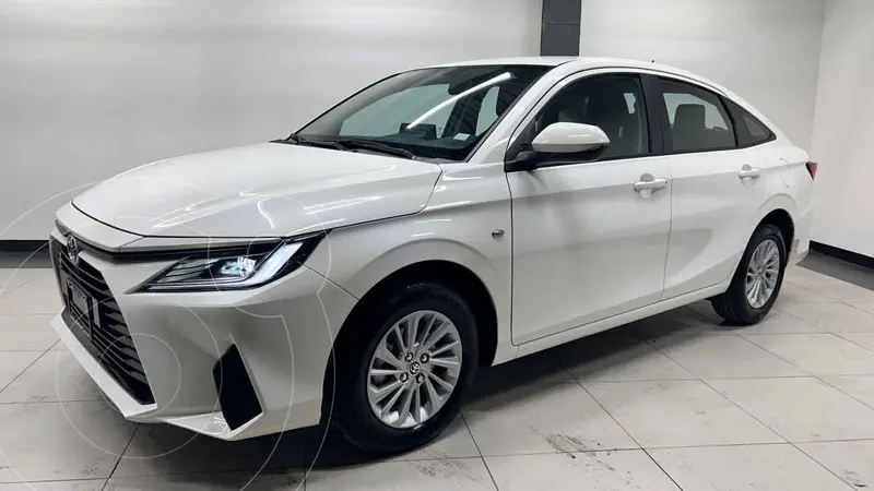 Foto Toyota Yaris Sedan S Aut usado (2025) color Blanco financiado en mensualidades(enganche $75,460 mensualidades desde $7,444)