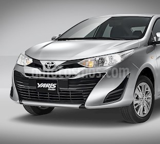 Toyota Yaris Sedan Core nuevo color Blanco precio $228,000