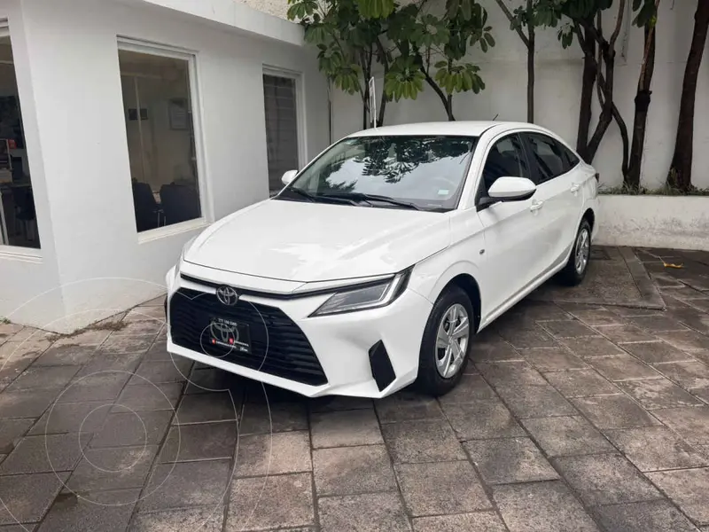 Foto Toyota Yaris Sedan Base Aut usado (2023) color Blanco precio $320,000