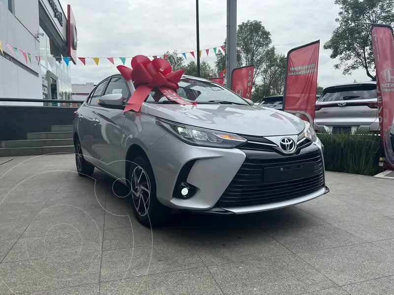 Foto Toyota Yaris Sedan S usado (2021) color plateado precio $275,000