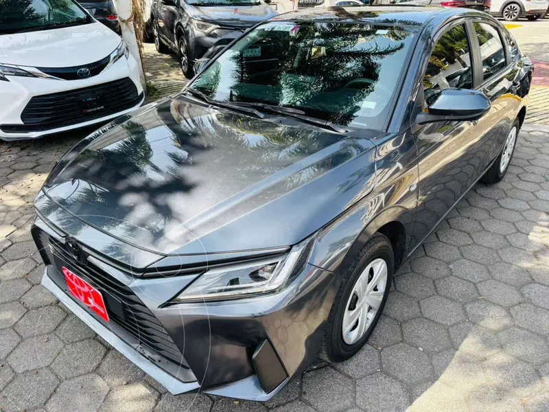 Foto Toyota Yaris Sedan Base Aut usado (2024) color Gris financiado en mensualidades(enganche $90,569 mensualidades desde $8,045)