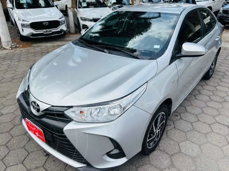 Foto Toyota Yaris Sedan Core Aut usado (2021) color Plata precio $267,000