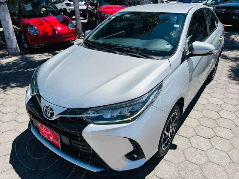 Foto Toyota Yaris Sedan S Aut usado (2021) color Plata financiado en mensualidades(enganche $53,212 mensualidades desde $4,726)