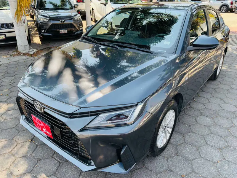 Foto Toyota Yaris Sedan S usado (2023) color Gris financiado en mensualidades(enganche $80,356 mensualidades desde $7,137)