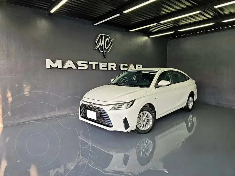 Foto Toyota Yaris Sedan Base Aut usado (2023) color Blanco precio $309,000