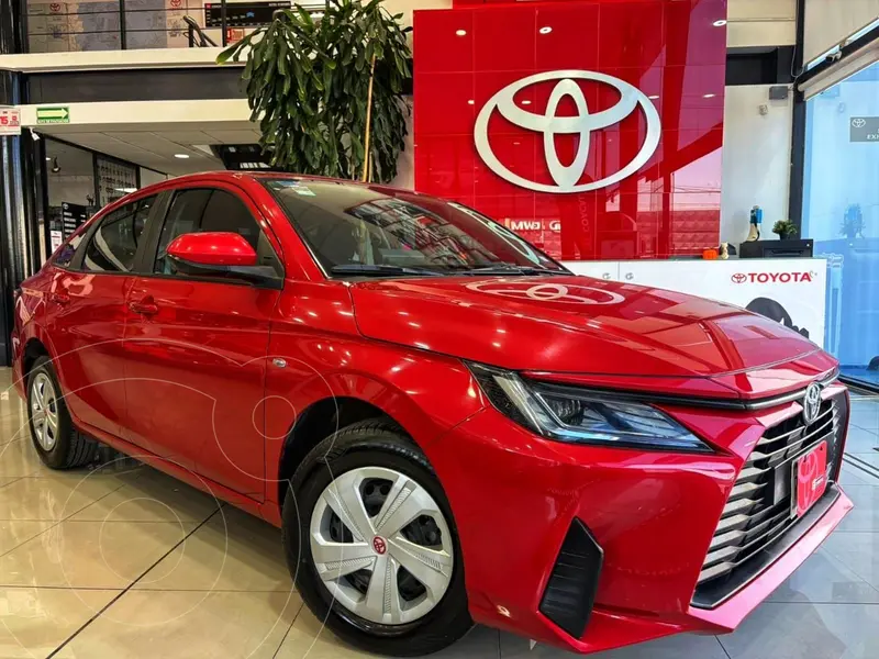 Foto Toyota Yaris Sedan Base Aut usado (2023) color Rojo financiado en mensualidades(enganche $125,015 mensualidades desde $5,371)