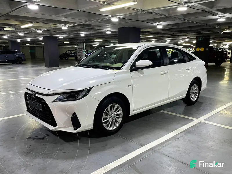 Foto Toyota Yaris Sedan Base Aut usado (2023) color Blanco precio $308,000