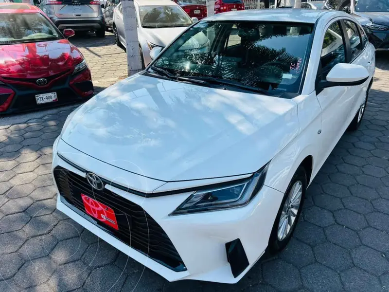 Foto Toyota Yaris Sedan S Aut usado (2024) color Blanco financiado en mensualidades(enganche $87,881 mensualidades desde $7,806)