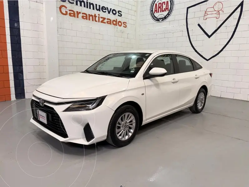 Foto Toyota Yaris Sedan Base Aut usado (2023) color Blanco precio $253,000