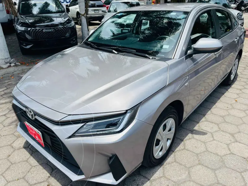 Foto Toyota Yaris Sedan Base Aut usado (2024) color Plata precio $310,000