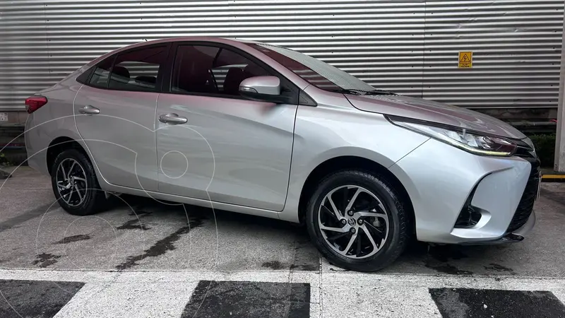 Foto Toyota Yaris Sedan S usado (2021) color plateado financiado en mensualidades(enganche $112,860 mensualidades desde $4,848)