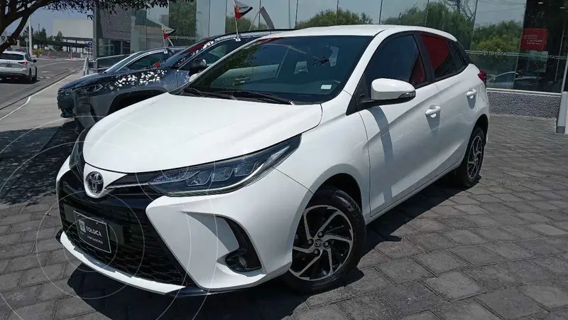 Foto Toyota Yaris Sedan S Aut usado (2022) color Blanco financiado en mensualidades(enganche $83,044 mensualidades desde $8,837)