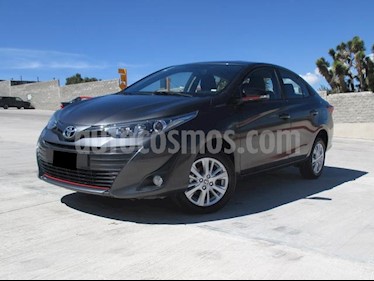 foto Toyota Yaris Sedán S usado (2019) color Gris Metálico precio $238,000