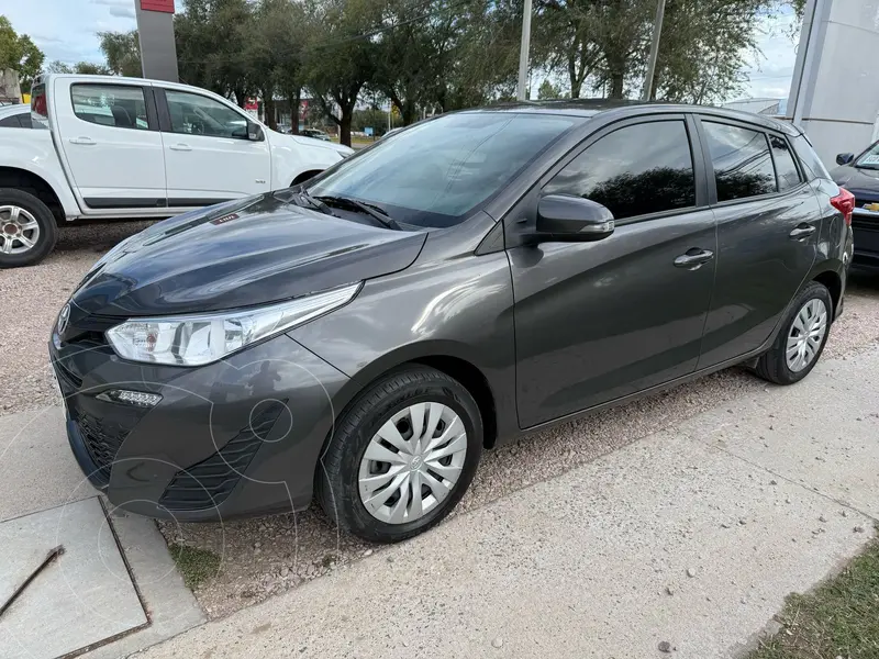 Foto Toyota Yaris 1.5 XS usado (2021) color Gris precio $23.500.000