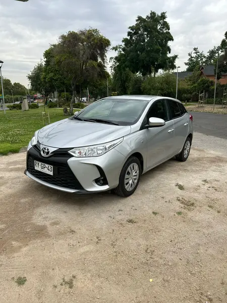 Foto Toyota Yaris 1.5L e CVT usado (2022) color Gris precio $11.800.000