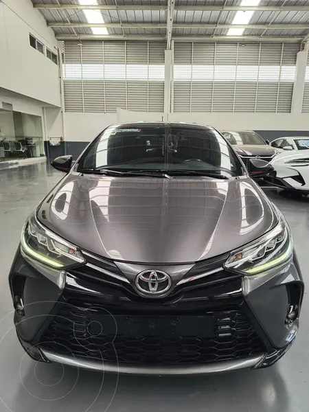 Foto Toyota Yaris 5P 1.5L S Aut usado (2021) color Gris precio $255,900