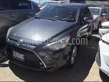 Toyota Yaris 4p Sedan R XLE L4/1.5L Aut usado (2016) color Gris precio $200,000