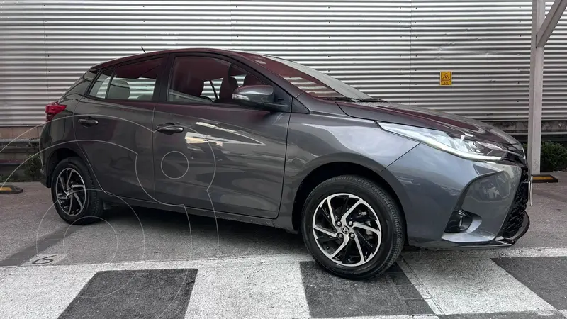 Foto Toyota Yaris S Aut usado (2022) color Gris financiado en mensualidades(enganche $117,040 mensualidades desde $5,028)