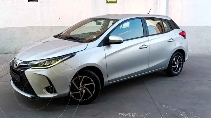 Foto Toyota Yaris 5P 1.5L S Aut usado (2021) color Plata precio $283,000