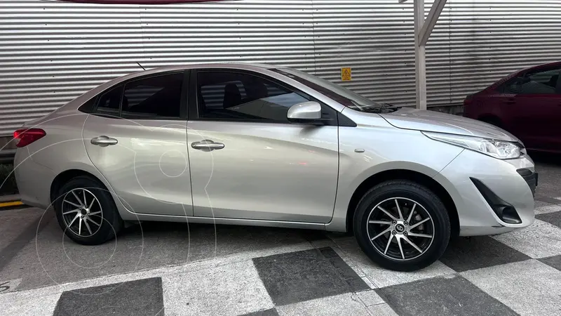 Foto Toyota Yaris 5P 1.5L Core usado (2019) color plateado financiado en mensualidades(enganche $87,780 mensualidades desde $3,771)