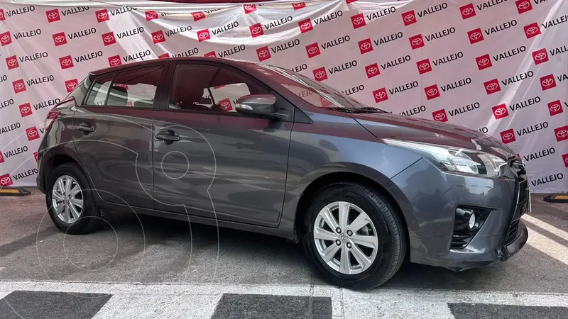 Foto Toyota Yaris 5P 1.5L Core usado (2017) color Gris precio $210,000