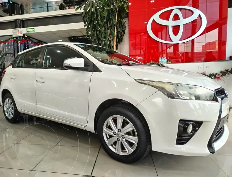 Foto Toyota Yaris 5P 1.5L S Aut usado (2017) color Blanco precio $196,000