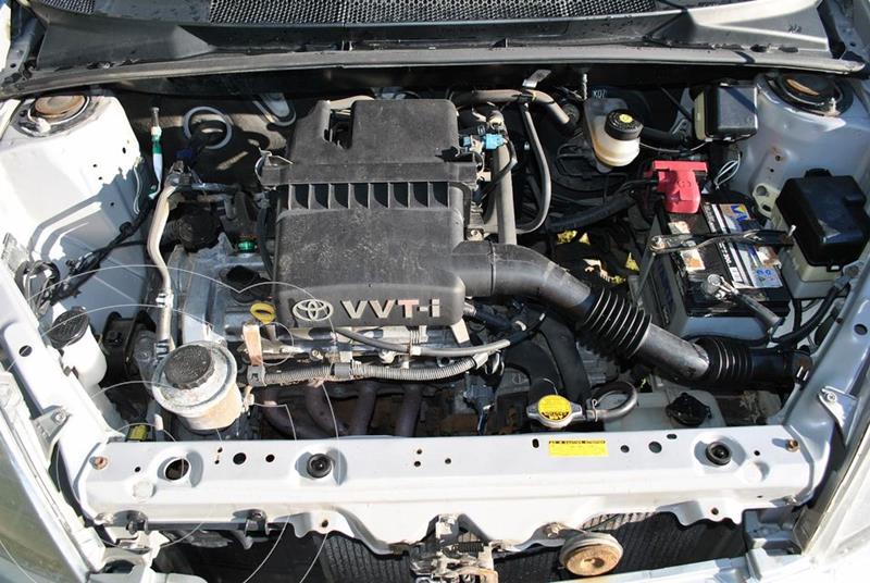Toyota Yaris (Linea Sol) L4,1.3i,16v A 2 1 usado (2000) color Plata precio u$s2.500
