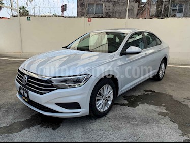 foto Volkswagen Jetta Comfortline Tiptronic usado (2019) color Blanco precio $265,900