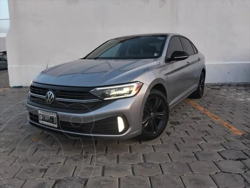 Foto Volkswagen Jetta Sportline usado (2023) color plateado precio $446,000