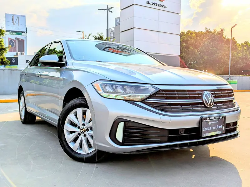 Foto Volkswagen Jetta Comfortline usado (2022) color plateado precio $345,000