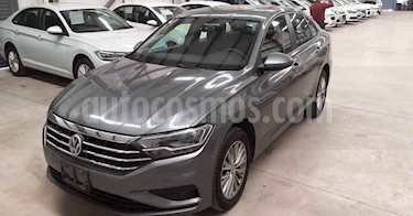 foto Volkswagen Jetta 4p Comfortline L4/1.4/T Aut usado (2019) color Gris precio $254,900