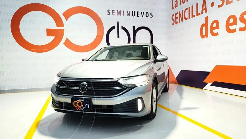 Foto Volkswagen Jetta Comfortline usado (2023) color plateado precio $370,000