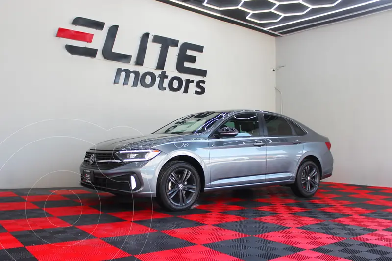 Foto Volkswagen Jetta Sportline usado (2024) color Gris precio $454,900