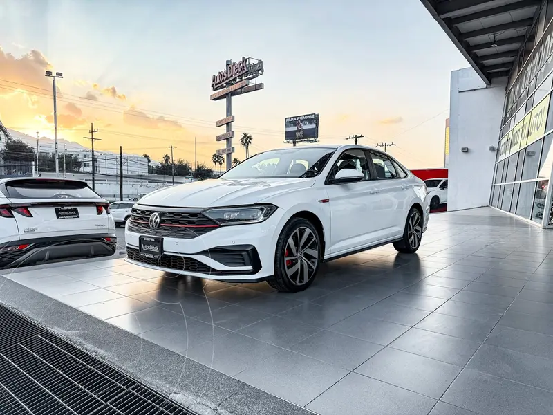 Foto Volkswagen Jetta R-Line usado (2019) color Blanco financiado en mensualidades(enganche $85,580 mensualidades desde $8,758)