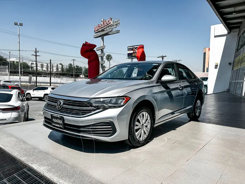 Foto Volkswagen Jetta Trendline usado (2022) color plateado financiado en mensualidades(enganche $72,380 mensualidades desde $7,407)