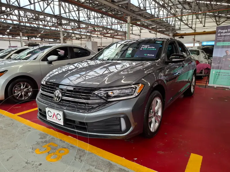 Foto Volkswagen Jetta Sportline usado (2023) color Gris Platino financiado en mensualidades(enganche $113,000 mensualidades desde $10,100)