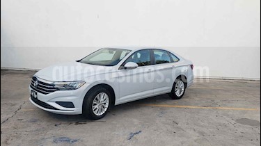 foto Volkswagen Jetta 4p Comfortline L4/1.4/T Aut usado (2019) color Plata precio $244,900