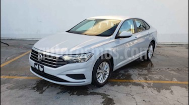 foto Volkswagen Jetta Comfortline Tiptronic usado (2019) color Plata precio $249,800