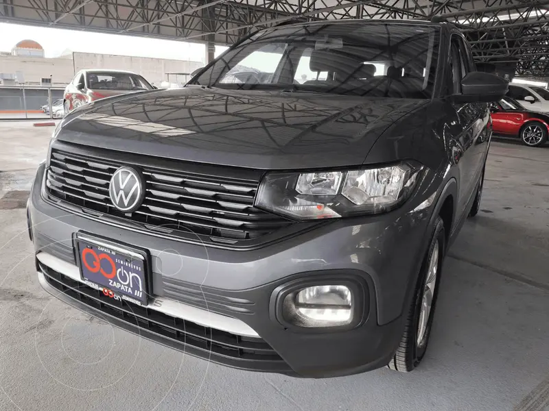 Foto Volkswagen T-Cross Trendline usado (2022) color VWA GRIS PLATINO METALICO precio $300,000