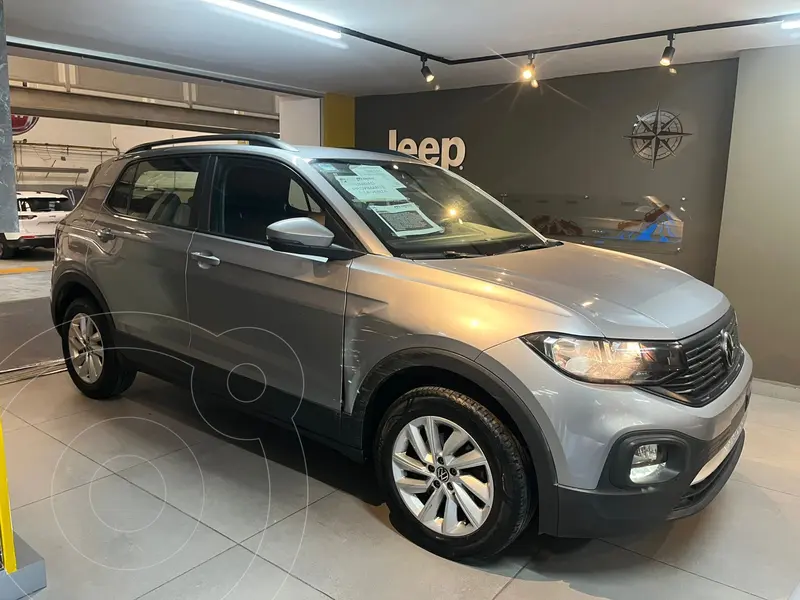 Foto Volkswagen T-Cross Trendline usado (2024) color plateado precio $299,000