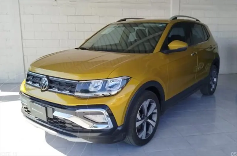 Foto Volkswagen T-Cross Comfortline usado (2022) color Amarillo precio $360,900