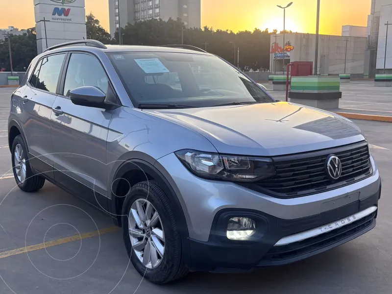 Foto Volkswagen T-Cross Trendline usado (2024) color plateado precio $330,000