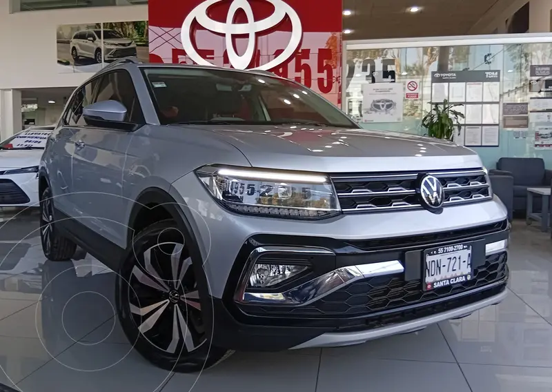 Foto Volkswagen Taigun Highline usado (2023) color plateado precio $405,000