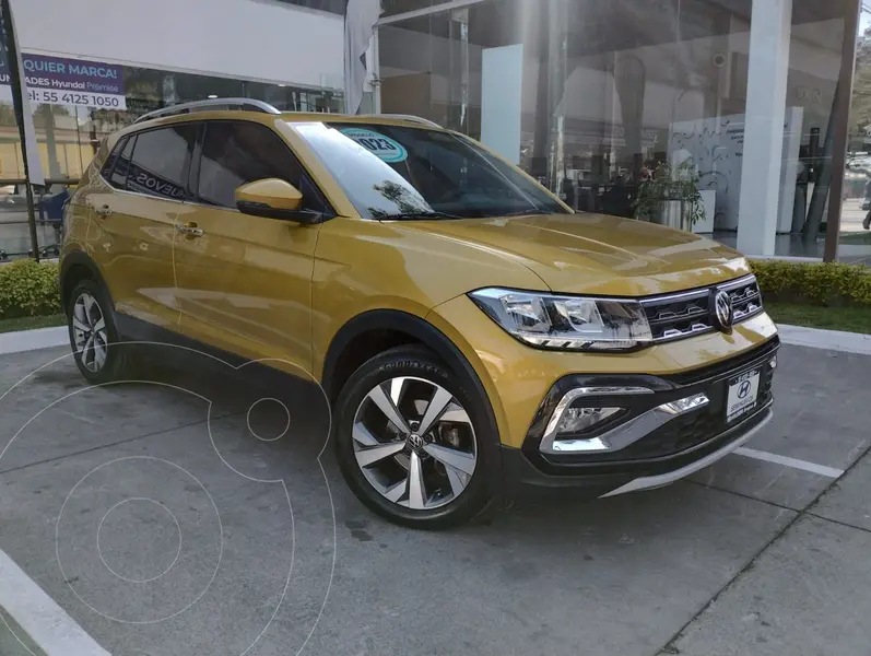 Foto Volkswagen Taigun Comfortline usado (2023) color Amarillo precio $370,000