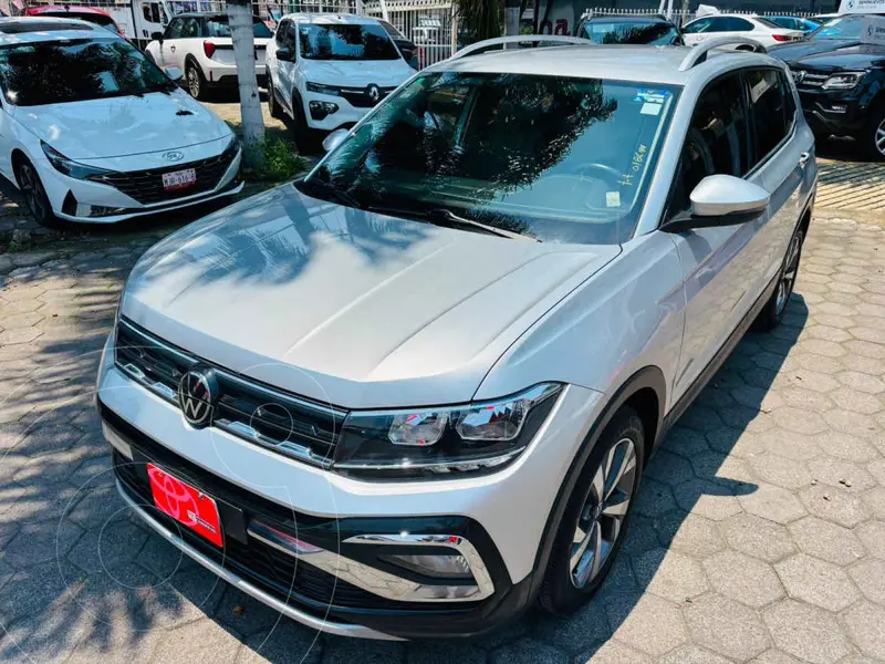 Foto Volkswagen Taigun Comfortline TSI usado (2024) color Plata financiado en mensualidades(enganche $94,869 mensualidades desde $8,427)