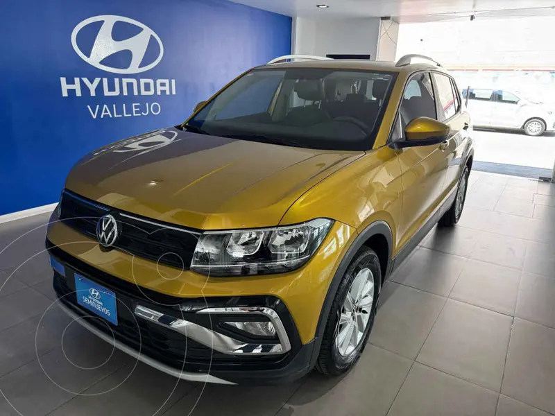 Foto Volkswagen Taigun Trendline usado (2023) color Amarillo financiado en mensualidades(enganche $88,688 mensualidades desde $7,719)